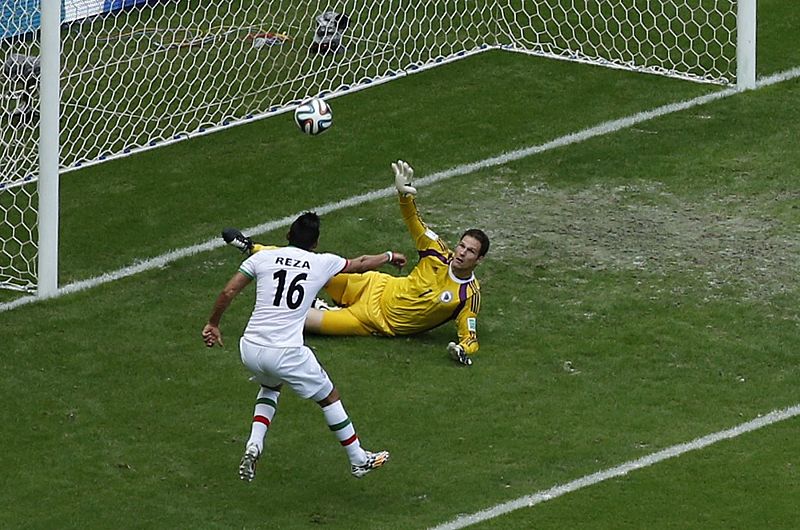 El meta bosnio Begovic detiene una ocasión del iraní Ghoochannejhad