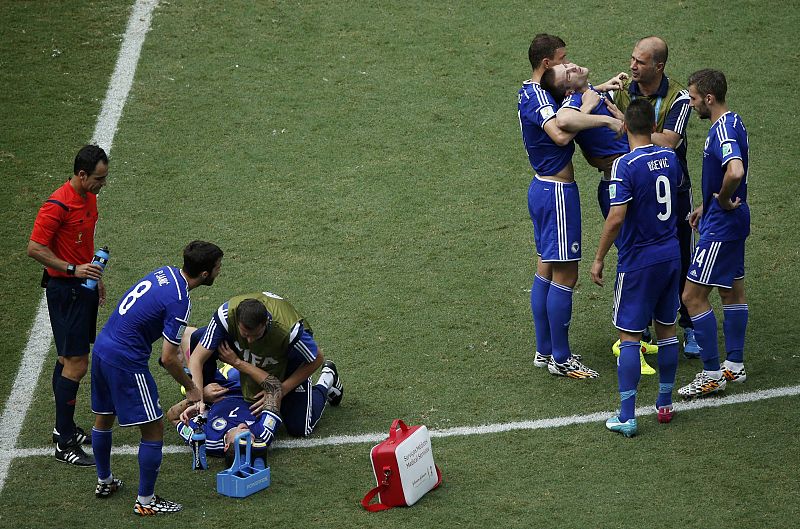 Besic y Sunjic, de Bosnia, tienen que ser atendidos tras chocar
