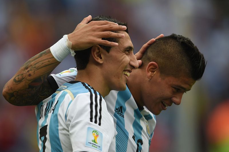Marcos Rojo celebra su gol, el tercero de Argentina, con Di María