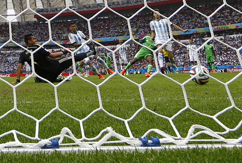 El nigeriano Ahmed Musa bate al argentino Romero para poner el 2-2 momentáneo
