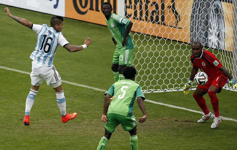 Momento en que Marcos Rojo anota de cabeza el tercero de Argentina ante Nigeria