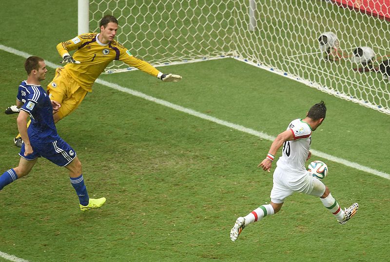 Reza Ghoochannejhad marca el primer gol de Irán en el Mundial, en su despedida