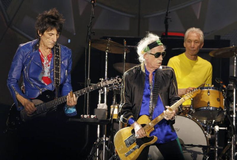 Los guitarristas de The Rolling Stones Keith Richards y Ron Wood, y el batería Charlie Watts, durante el concierto ofrecido en el estadio Santiago Bernabéu, en Madrid. 