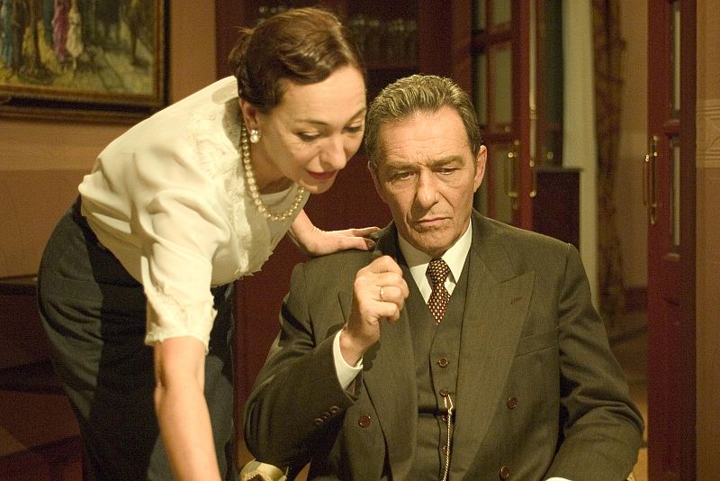 Imágenes de los capítulos 1 al 10 de 'Amar en tiempos revueltos'