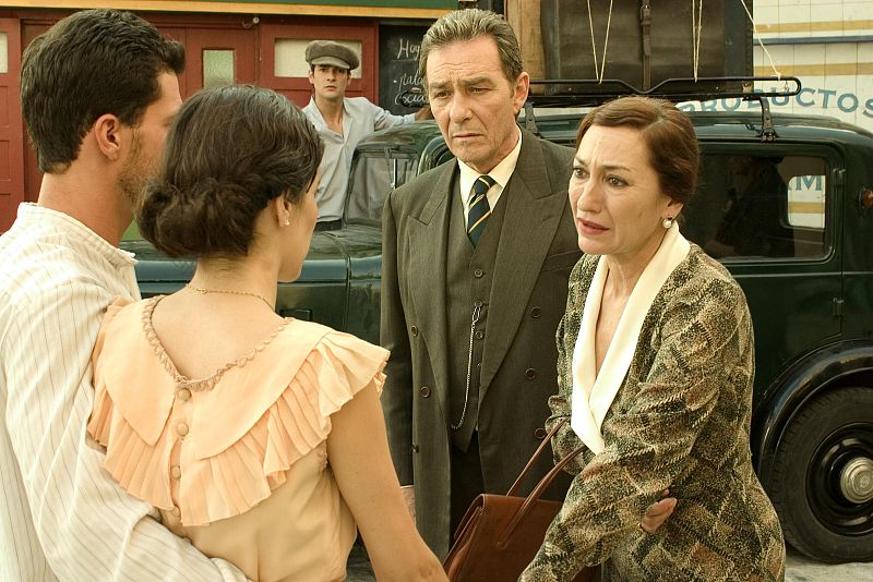 Imágenes de los capítulos 1 al 10 de 'Amar en tiempos revueltos'