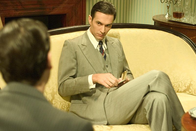 Imágenes de los capítulos 1 al 10 de 'Amar en tiempos revueltos'