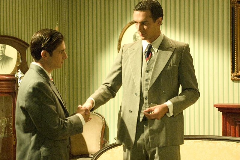 Imágenes de los capítulos 1 al 10 de 'Amar en tiempos revueltos'