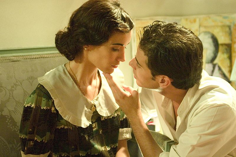 Imágenes de los capítulos 1 al 10 de 'Amar en tiempos revueltos'