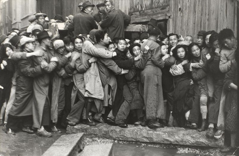 Multitud esperando delante de un banco para sacar el oro durante los últimos días de Kuomintang, Shanghái, China, diciembre 1948