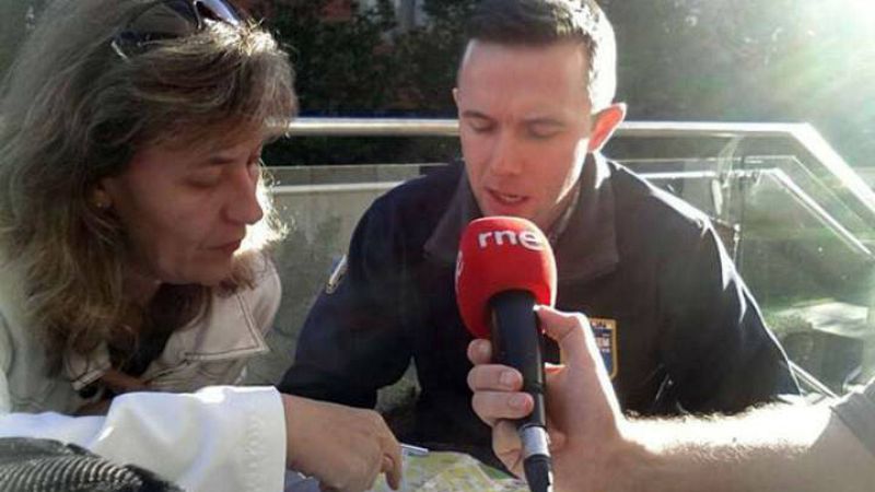 El guía Garry Warren y Esther García Tierno examinan el plano de Limerick