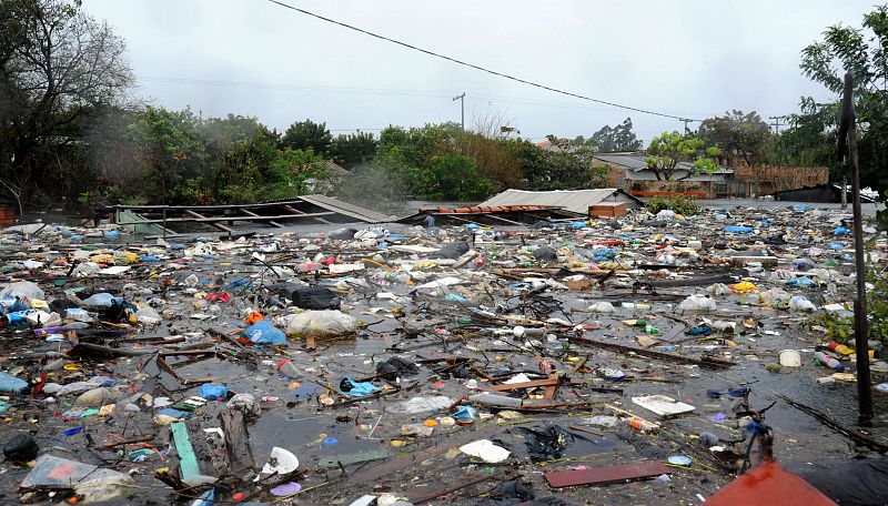 Restos flotando tras las fuertes lluvias en la ciudad paraguaya de Asunción.