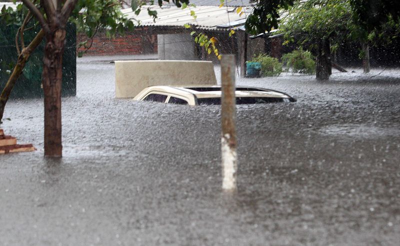 Detalle de un coche en medio de las inundaciones