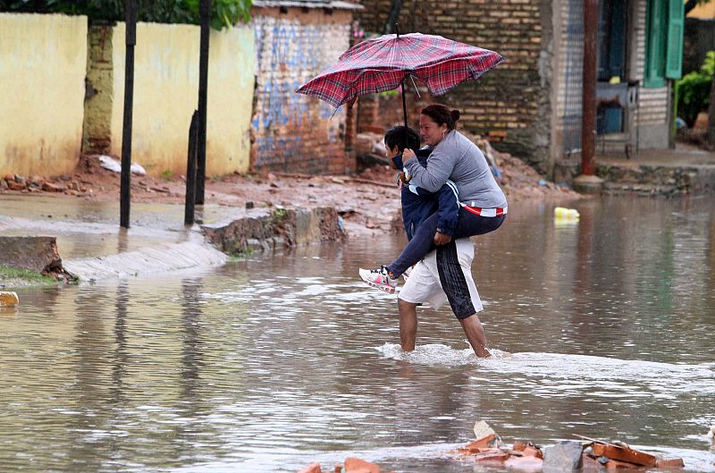 Las intensas lluvias registradas en la capital paraguaya y zonas cercanas agravaron las inundaciones que sufre la ciudad y empeoró la situación de unas 75.000 personas que se han visto obligadas a abandonar sus casas.