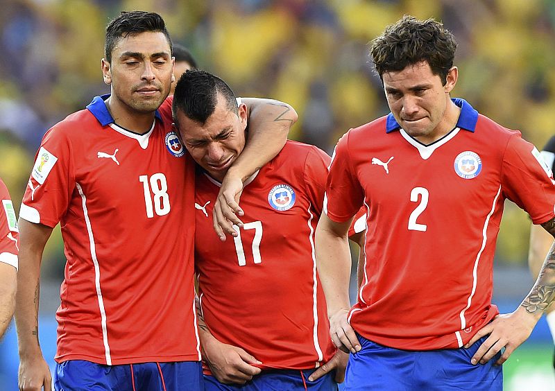 Los jugadores chilenos Jara, Medel y Mena son la imagen del desconsuelo.