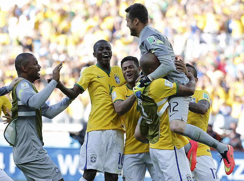 El portero Julio César celebra con sus compañeros la victoria de Brasil.