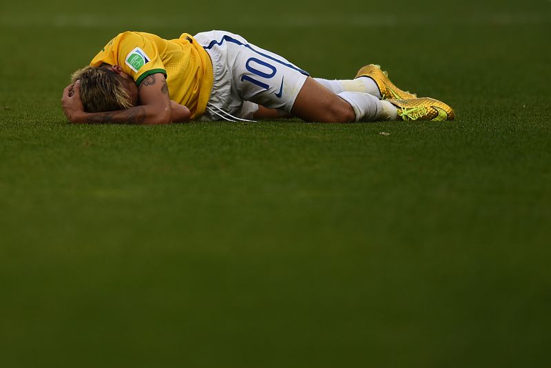 Neymar se duele en el césped de una entrada.