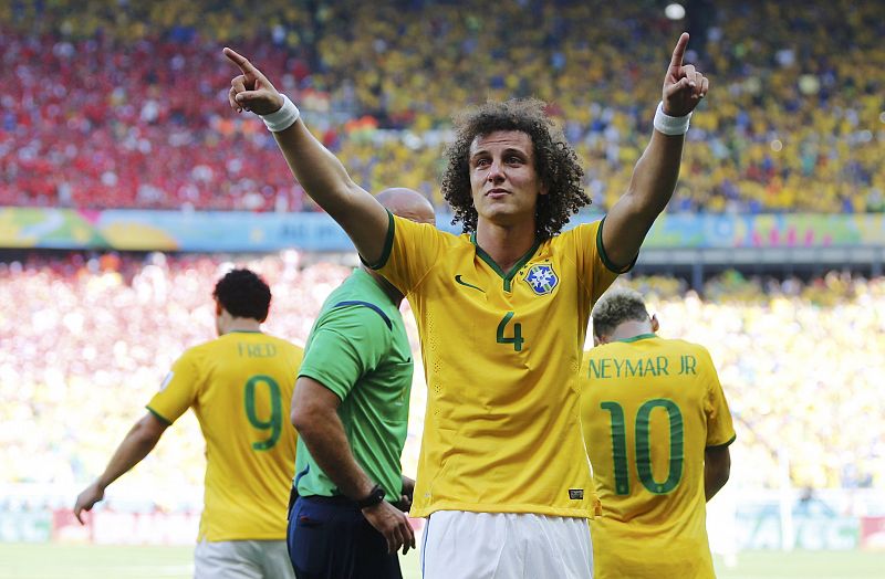 David Luiz celebra el primer gol del partido.