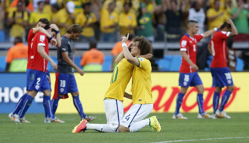 Neymar y David Luiz celebran la victoria ante Chile.