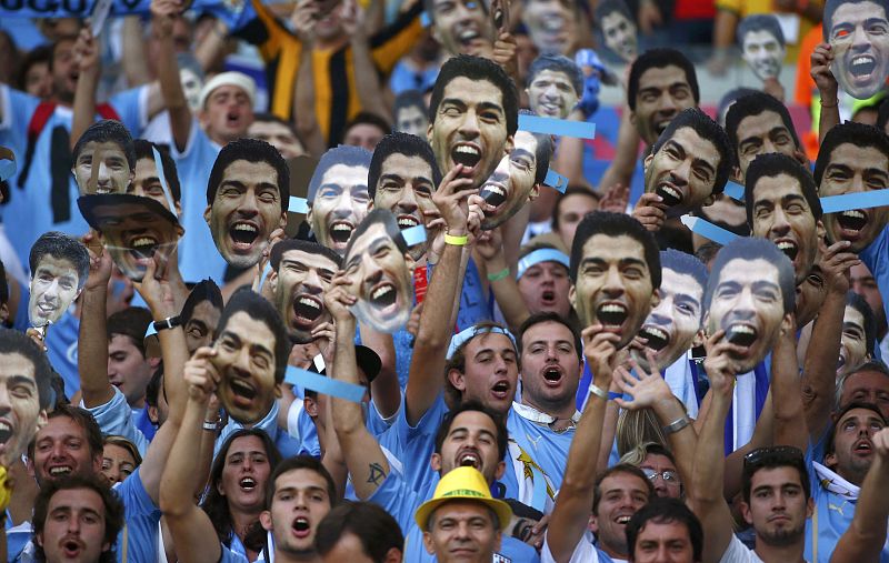 Los aficionados uruguayos poblaron las gradas de Maracaná de caretas de Luis Suárez.