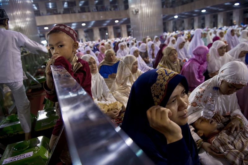 Un niño observa el rezo del "tarawih" en la mezquita de Istiqlal en Indonesia durante la noche de inicio del ramadán.
