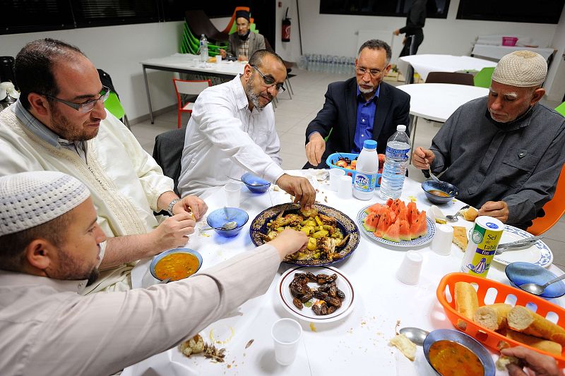 Fieles musulmanes rompen el ayuno en la mezquita de Assalam en Nantes, al oeste de Francia.