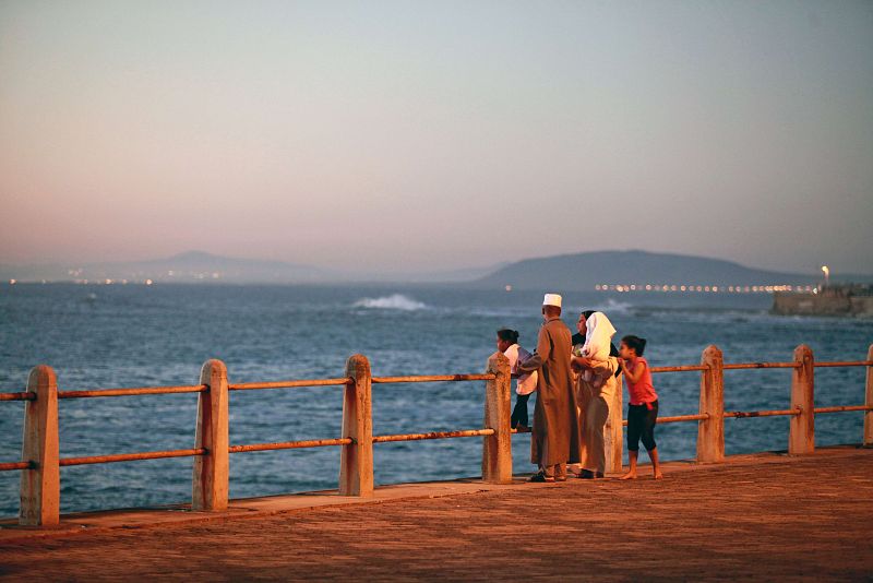 Una familia musulmana observa el cielo en Sudáfrica para tratar de ver si la luna anuncia el inicio del Ramadán.