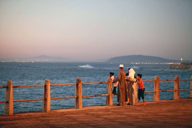 Una familia musulmana observa el cielo en Sudáfrica para tratar de ver si la luna anuncia el inicio del Ramadán. 
