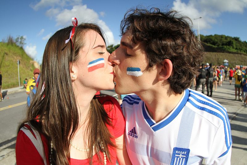 Hinchas de Costa Rica y de Grecia antes del partido en el estadio Arena Pernambuco de Recife.