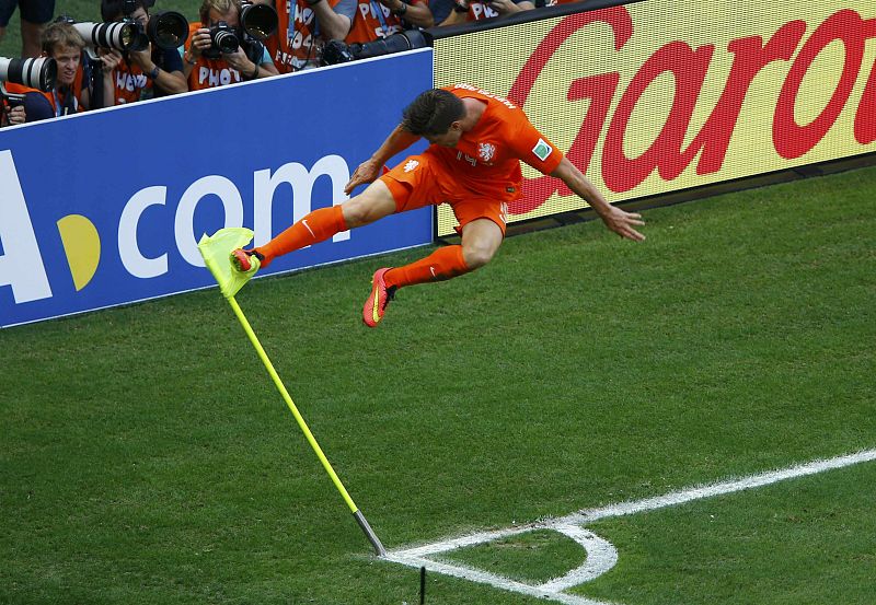 Klaas-Jan Huntelaar celebra el gol de la victoria.