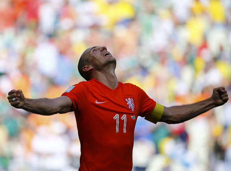 Arjen Robben celebra el penalti señalado por Proença.