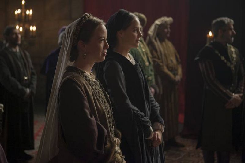 Su hermana Isabel no pierde detalle de la boda. Aún guarda luto por su difunto marido, pero muy pronto ella volverá a casarse con el heredero de Portugal. 