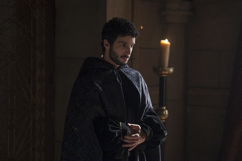 Diego asegura que efectivamente las trajo Colón y que le pidió que las pusiera a buen recaudo. Además insiste en que él tampoco conoce el paradero de su padre. A Isabel no le pueden doler más estas palabras...¡ella que tanto había confiado en el Almi