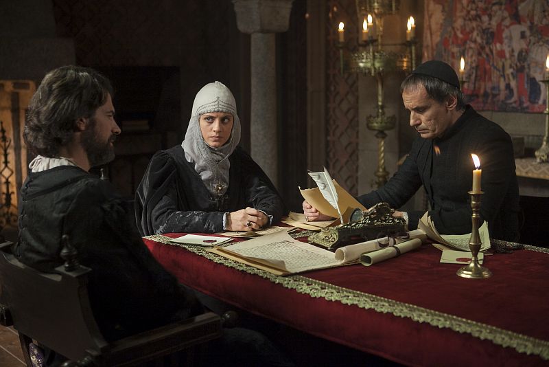 Otro de los asuntos que preocupan a la reina es el paradero de Colón. No hay noticias del Almirante, pero lo que sí se sabe es que a su hijo le robaron unas perlas...¿ha descubierto el genovés un tesoro y no ha dado cuenta de ello al reino?