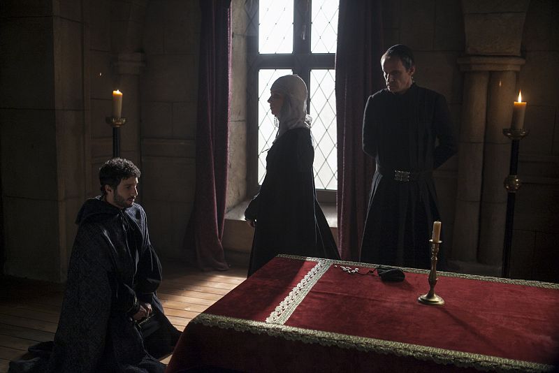 Mientras tanto, Isabel trata de aclarar el asunto de las perlas de Colón