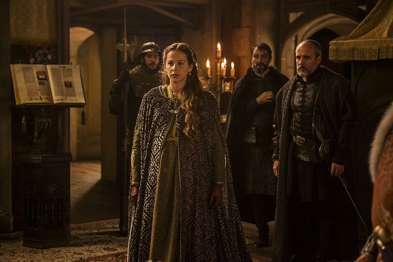 Juana, cuando se entera, gracias a la perspicacia de Fuensalida no puede dar crédito. Su marido está traicionando a sus padres