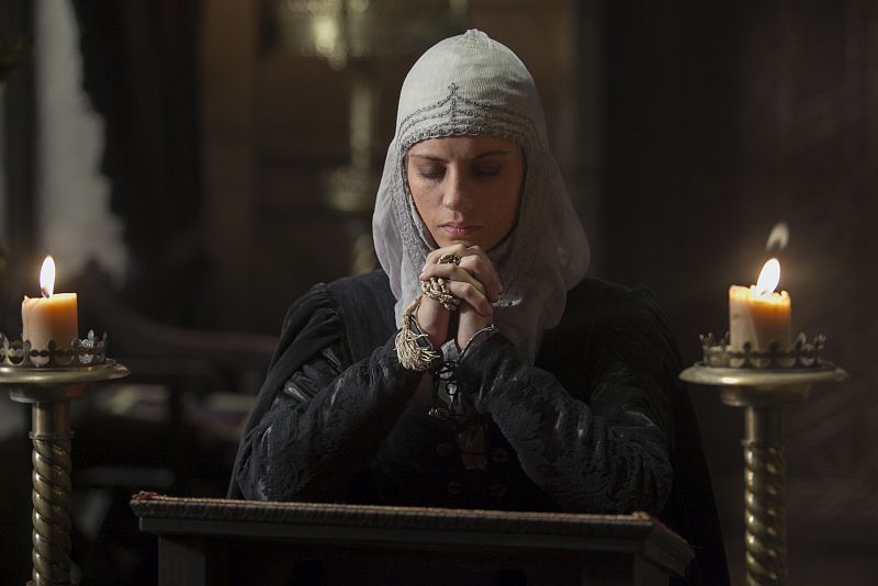 Isabel está pasando uno de sus peores momentos. Acaba de perder a su hijo y a su heredero y Juana no contesta a sus cartas ¿Qué está pasando?