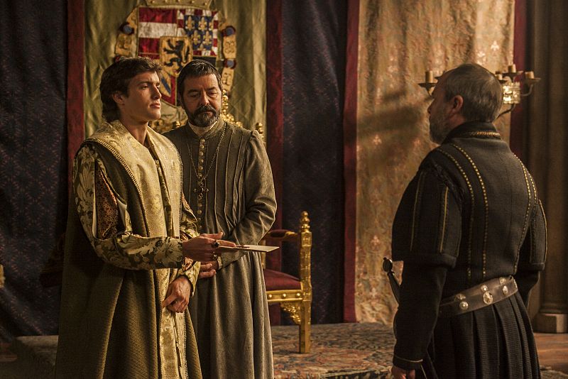 No es capaz de respetar la línea sucesoria. Por delante de Juana, está Isabel, la primogénita de los reyes