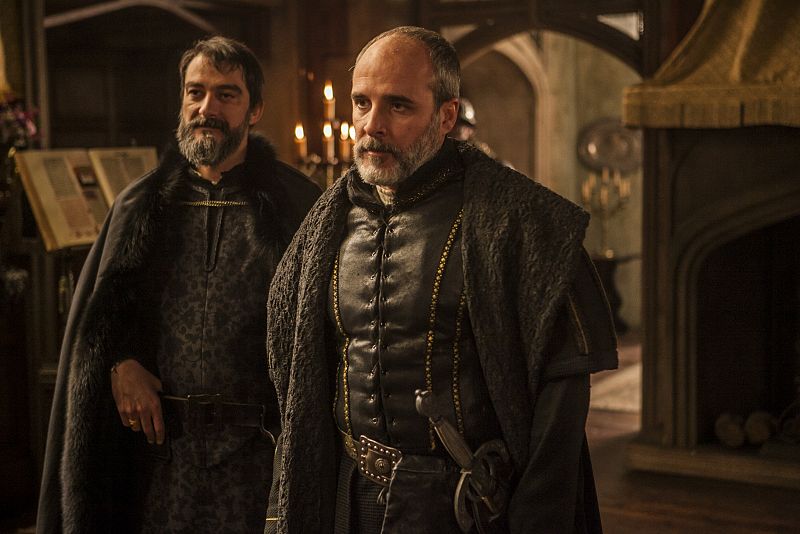 Además los problemas no quedan solo ahí. Felipe 'El Hermoso' no permite a la delegación castellana encontrarse con Juana. La tiene aislada de todo y todos e incluso trata de convencerla de que sus padres están actuando contra sus intereses