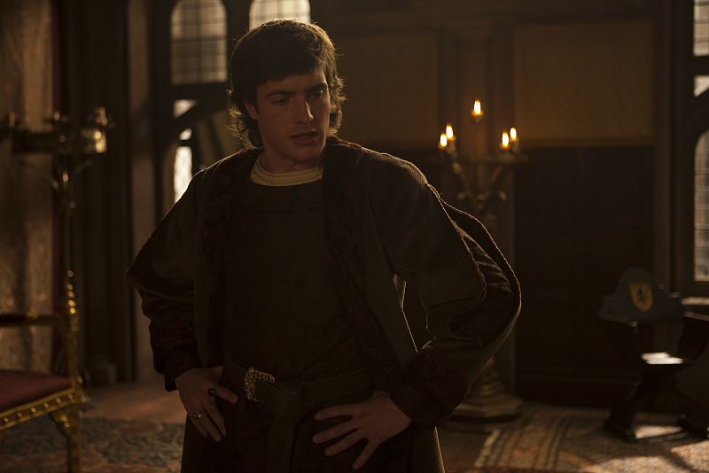 Su decpeción es tan grande, que no quiere ver ni a su hija ni a su mujer... Él necesita un heredero varón para sus planes