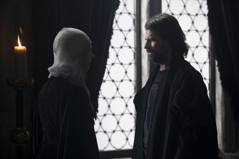 Sin embargo, los asuntos de la corte, no pueden esperar. Ahora que Margarita ha perdido el bebé que debía heredar dos reinos, han de proclamar cuanto antes a Isabel y Manuel I de Portugal, Príncipes de Asturias. Antes de Felipe 'El Hermoso' se haga c