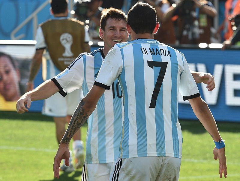 Messi abraza a Di María con el pitido final del partido.