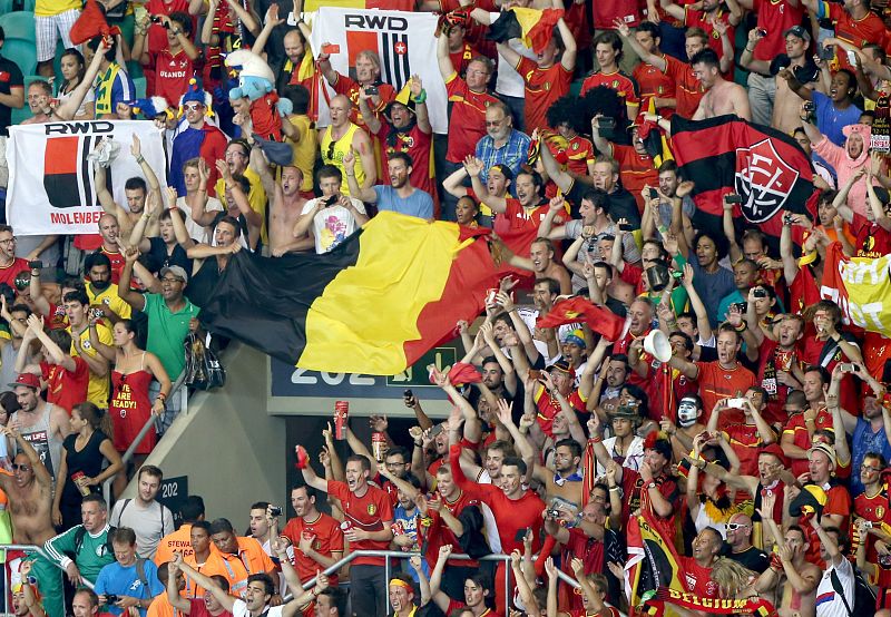 La grada belga  del estadio Arena Fonte Nova in Salvador celebra la clasificación de su selección.