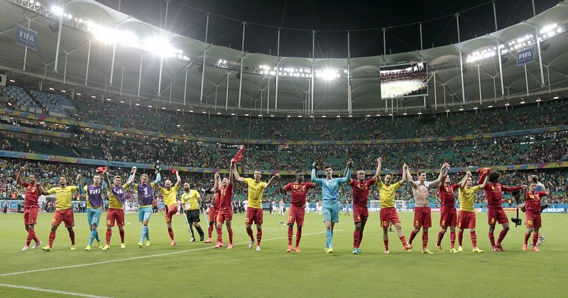 Los jugadores belgas celebrarn en el campo su pase a cuartos.