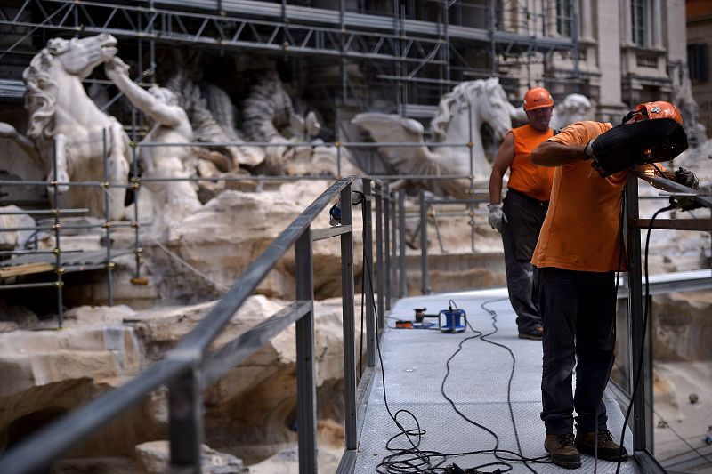 Obreros trabajando en la restauración de la Fontana de Trevi