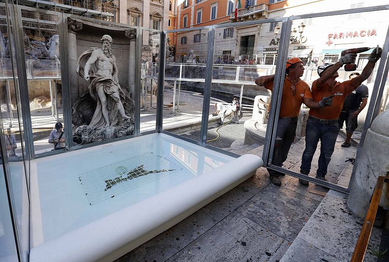 Trabajadores instalando una pasarela para los turistas en la Fontana de Trevi