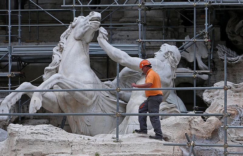 Trabajos de restauración en la Fontana de Trevi en Roma