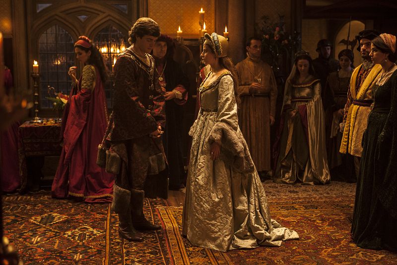 Así que Juana 'La Loca' deja de la lado el recato y la sobriedad de Castilla y se engalana como una dama flamenca para reconquistar a Felipe 'El Hermoso'