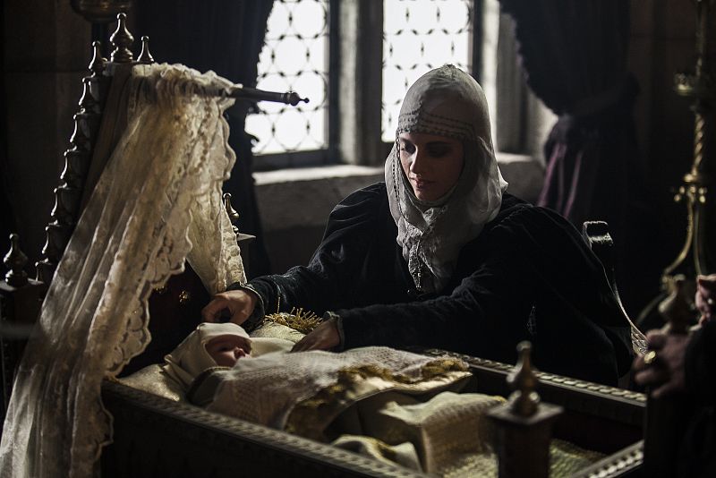 El príncipe Miguel de Paz se criará en Castilla con las atenciones de la reina Isabel. La excusa para conseguir la tutela del niño es que en Portugal, no estaría seguro por las presiones que sufre Manuel II para que abandone el trono