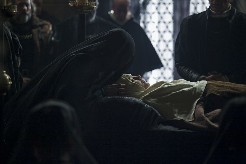 Isabel no puede dejar de sentirse culpable. Su hija quería ingresar en una orden religiosa y ella le obligó a volver a casarse... ahora, por su culpa, ha muerto