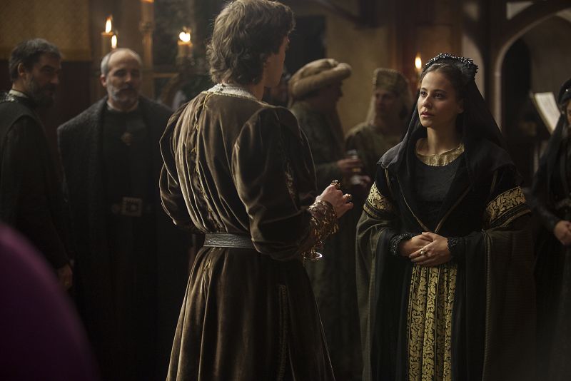 Pero Juana decide retomar las riendas de su vida y aparece en la velada guardando un luto riguroso